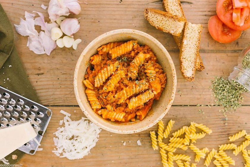 Fusilli all'uovo s kuřecím a la Bolognese 350g Forestia 1.jpg