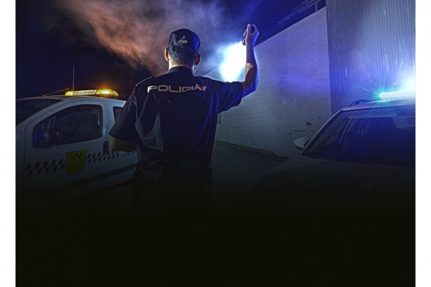 Taktická svítilna Fenix TK22 TAC 8