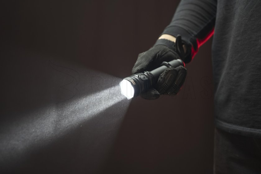 Svítilna Armytek Viking PRO MAX studené světlo 12.jpg