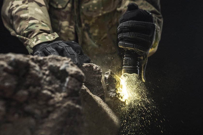 Svítilna Armytek Viking PRO MAX studené světlo 06.jpg