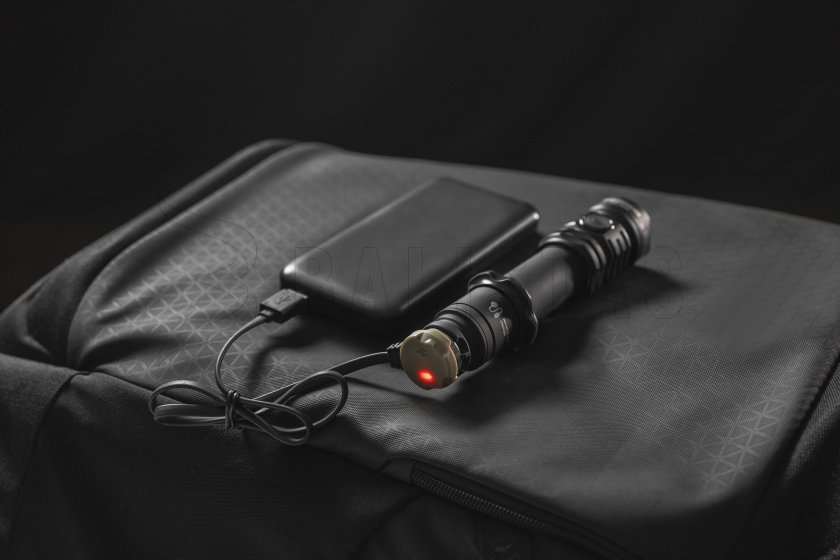 Svítilna Armytek Dobermann PRO MAX bílé světlo 15.jpg