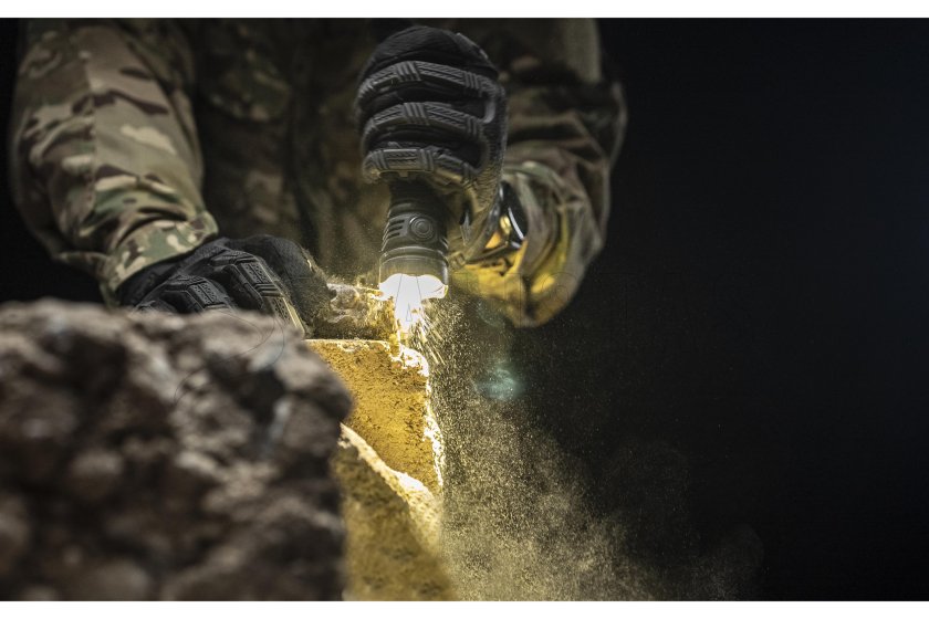 Svítilna Armytek Dobermann PRO MAX bílé světlo 07.jpg