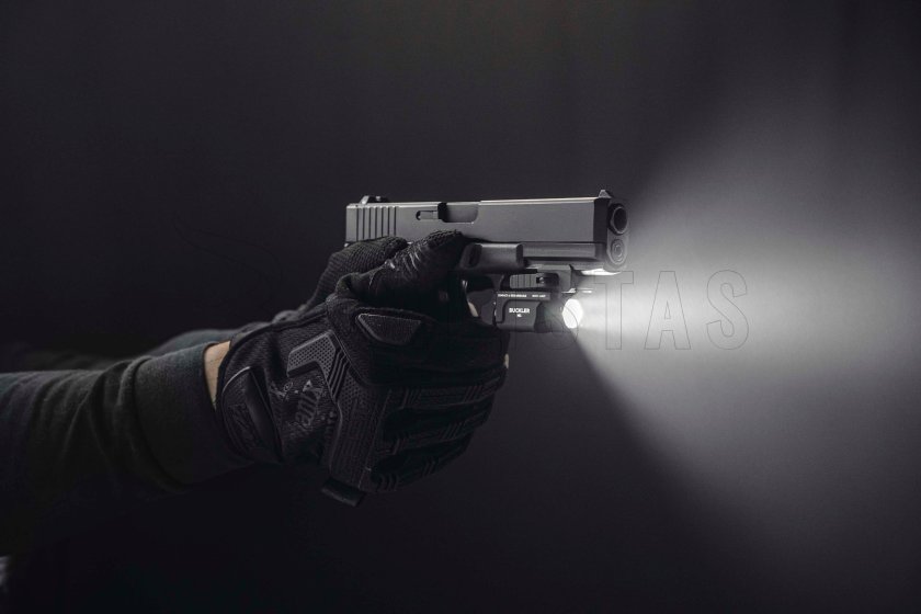 Taktická svítilna Armytek Buckler M1 studené světlo 05.jpg