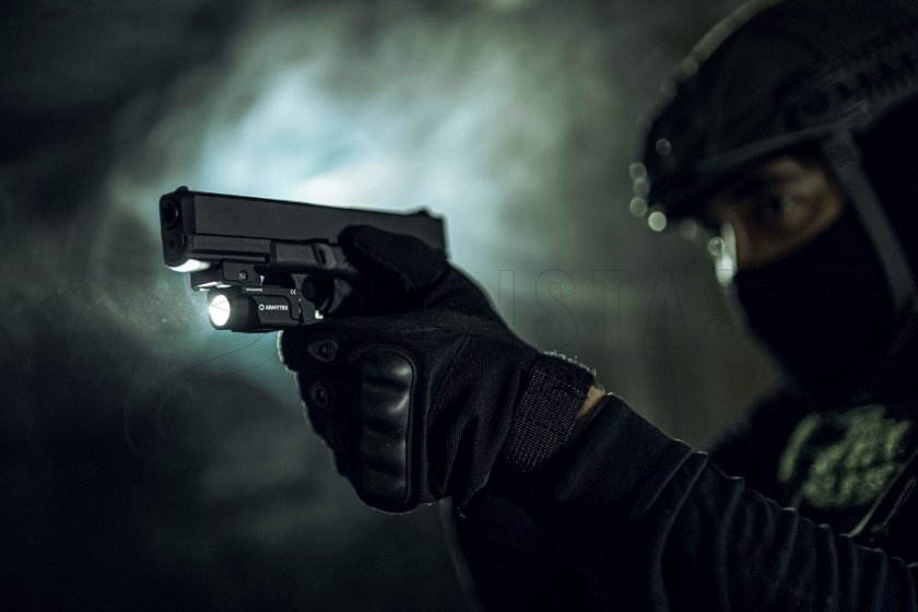 Taktická svítilna Armytek Buckler M1 studené světlo 06.jpg